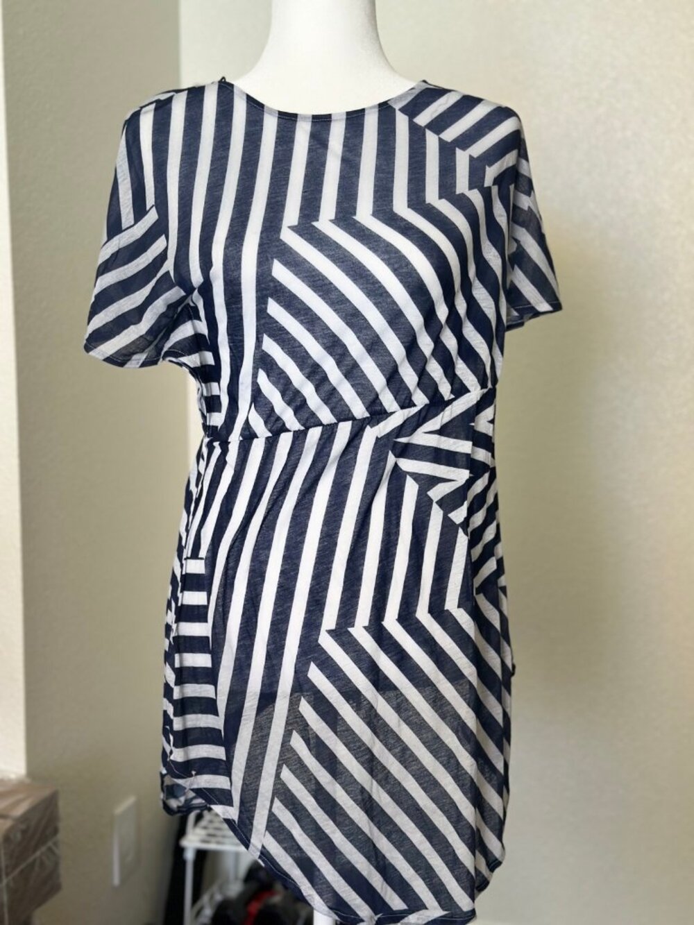 H&M Chevron Striped Blouse Womens XS Navy White Short Sleeve Tunic Top